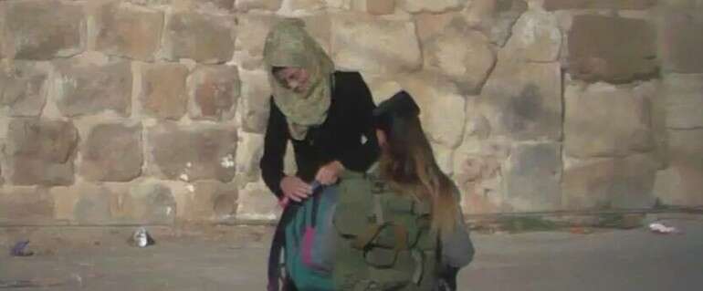 Quelques secondes avant le coup de poignard Hébron // photo des médias arabes