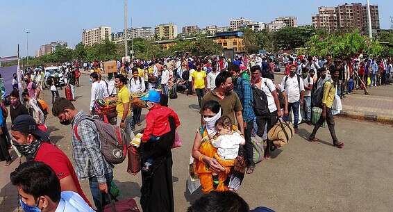 תור מחוץ לתחנת הרכבת במומבאי, הודו // צילום: EPA