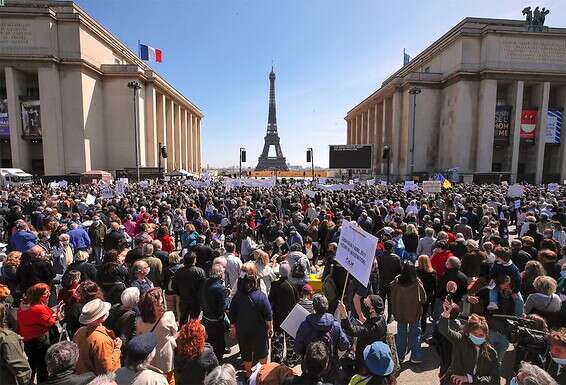 המפגינים נגד פסק הדין בפריז // צילום: איי.פי