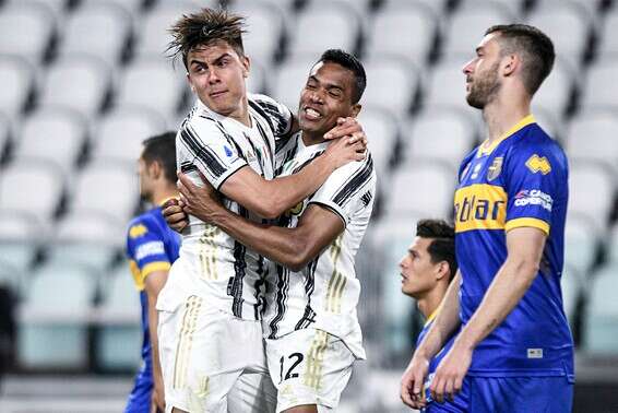 סנדרו ודיבאלה חוגגים, הערב בטורינו // צילום: אי.פי