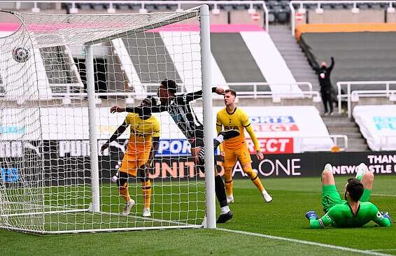 ווילוק מכניע את לוריס // צילום: EPA