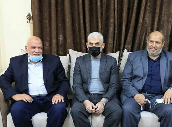 חליל אל-חיה (מימין) יחד עם מנהיג חמאס בעזה סינוואר וחבר הלשכה המדינית ניזאר עוודאללה
