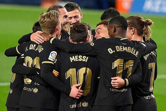 שחקני בארסה חוגגים באנואטה, הערב // צילום: אי.אף.פי