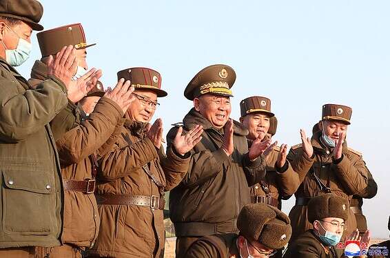 מבסוט. רי פיונג צ'ול לאחר השיגור // צילום: רויטרס