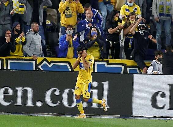 מתן חוזז תופס את הראש // צילום: אלן שיבר