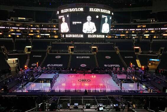 טקס לכבודו של ביילור במשחק בין קליפרס לאטלנטה // צילום: אי.פי