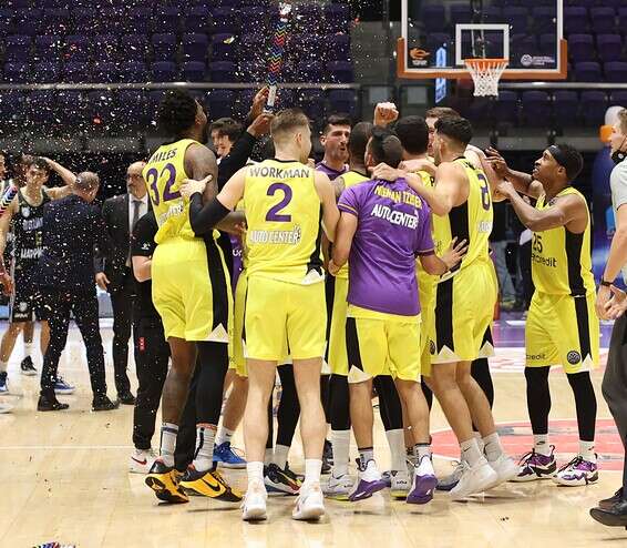 הפועל חולון בטירוף // צילום: דני מרון