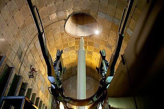 טיל בליסטי איראני במתקן שיגור תת קרקעי // צילום: איי.פי