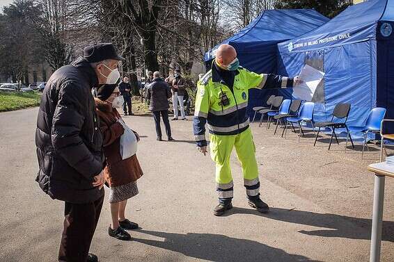 קשישים מתחסנים בצפון איטליה // צילום: איי.פי