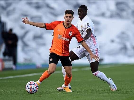 פרלאן מנדי מנסה להפריע למנור סולומון, הערב // צילום: אי-פי