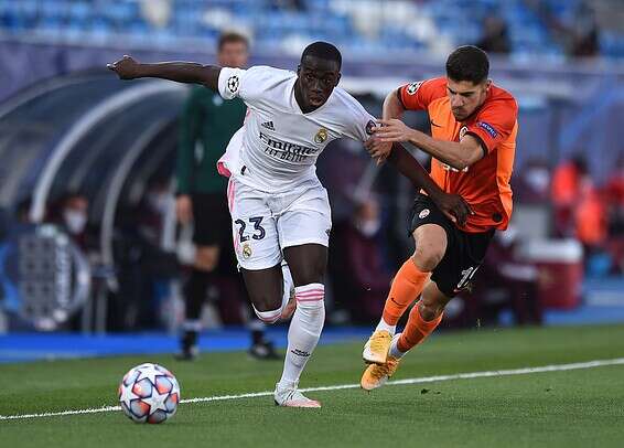 פרלאן מנדי מנסה להפריע למנור סולומון, הערב // צילום: אי-פי