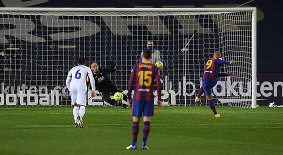 ברייתווייט מחטיא פנדל. אין מזל לברסה // צילום: אי-פי