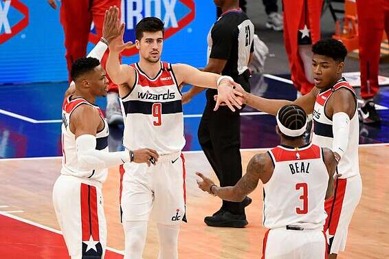 אבדיה עם שחקני וושינגטון // צילום: AFP