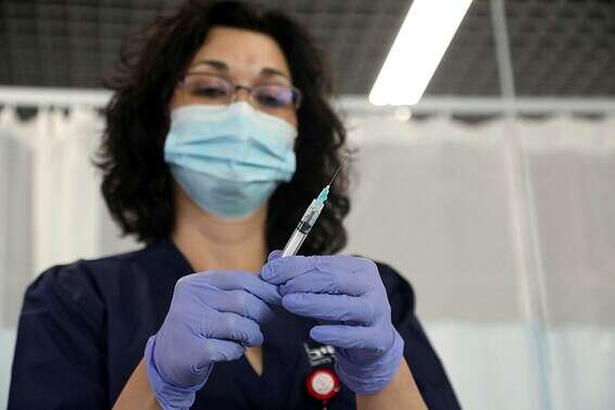 אשת צוות רפואי בבית החולים שיבא תל השומר בהדמיה להענקת החיסון לקורונה, בשבוע שעבר // צילום: גדעון מרקוביץ'