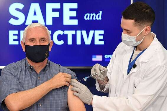 תחילת הסוף של הקורונה. נשיא ארה"ב, מייק פנס, מקבל את החיסון נגד הנגיף, היום // צילום: איי.אף.פי.