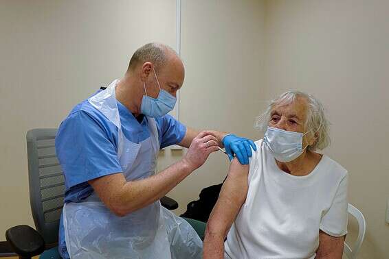קשישה מקבלת את החיסון נגד הקורונה בבריטניה, אתמול // צילום: Getty Images