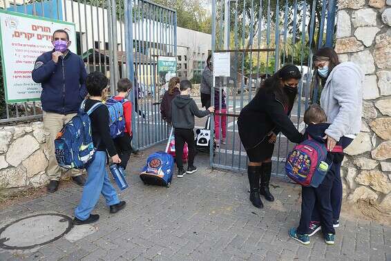 תלמידים חוזרים לבית הספר, במודיעין, בשני // צילום: יהונתן שאול
