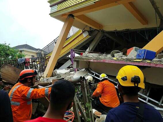 פעילויות חילוץ באי מבית שקרס // צילום: אי.אף.פי