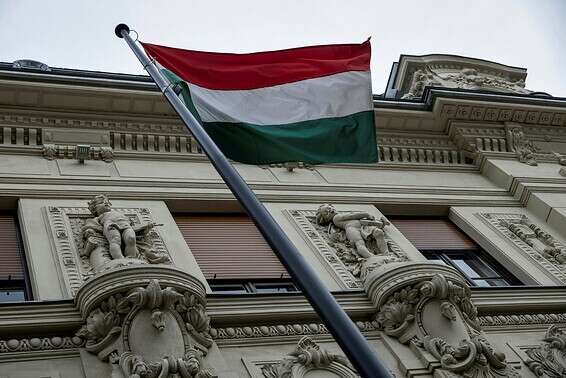 דגל הונגריה בסמוך למטה "פידס" // צילום: GettyImages
