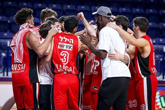 הפועל תל אביב חוגגת. בשם ההגנה // צילום: מאור אלקסלסי