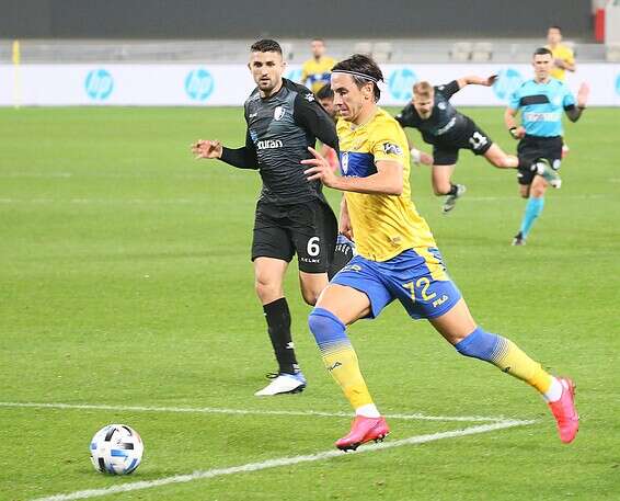 נחמיאס משגיח על פשיץ', הערב בבלומפילד // צילום: אודי ציטיאט