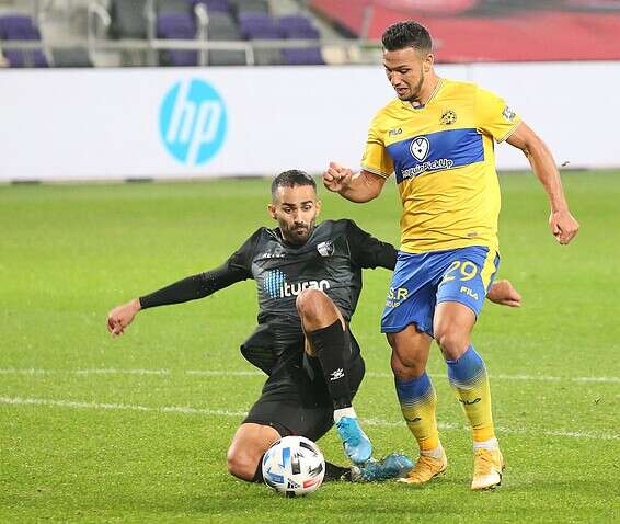 אלמוג מתקשה, הערב בבלומפילד // צילום: אודי ציטיאט