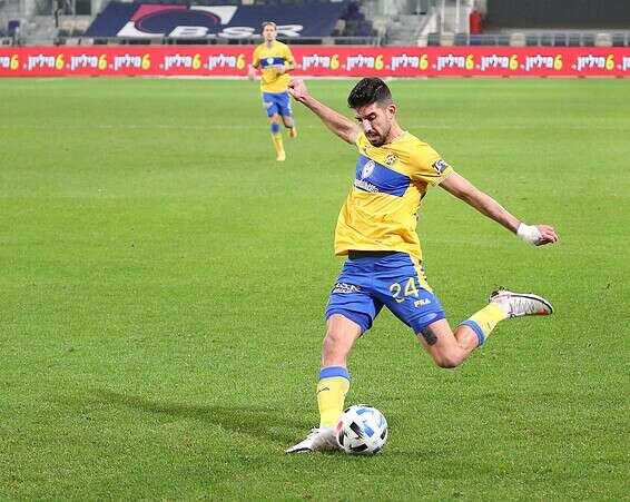 כהן מנסה את כוחו, הערב בבלומפילד // צילום: אודי ציטיאט