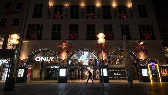 רחוב במינכן שבגרמניה שומם מאדם, אמש // צילום: איי.אף.פי.