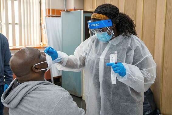 מדענים עובדים במעבדה של חברת "רג'נרון", בחודש שעבר // צילום: איי.פי.