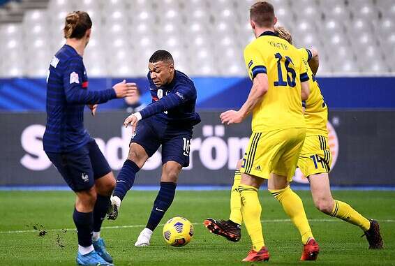 אמבפה בועט מול שבדיה // צילום: AFP