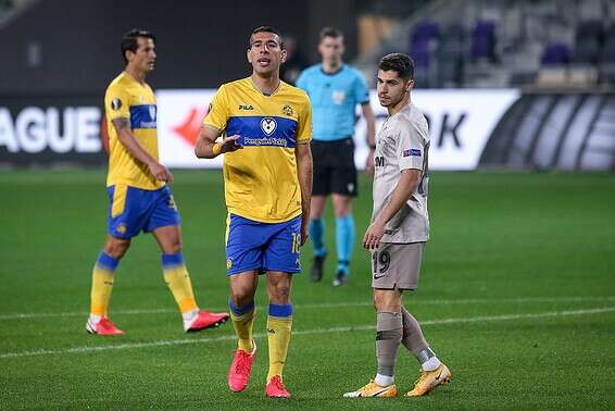 סולומון עם טיבי על הדשא ביפו // צילום: אלן שיבר