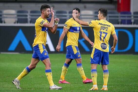 מכבי ת"א חוגגת מול הפועל חיפה. ההגנה תהיה חייבת להשתפר // צילום: אלן שיבר