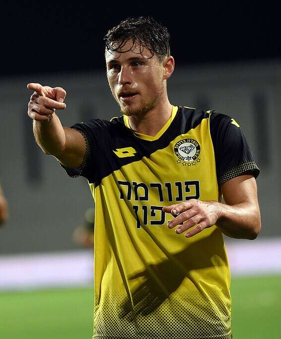 גבי קניקובסקי חוגג. נעץ את המסמר השלישי // צילום: ברני ארדוב