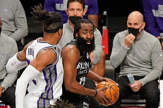 הארדן מול הולמס, הלילה בניו יורק // צילום: אי.פי