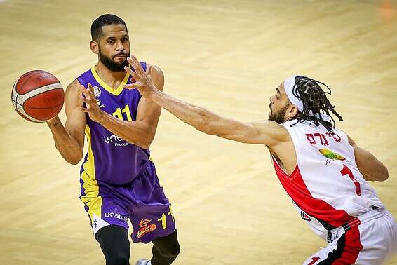 האריס. ראשון באסיסטים במדי חולון // צילום: מאור אלקסלסי