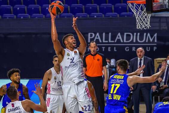 טבארס עולה לסל // צילום: EPA