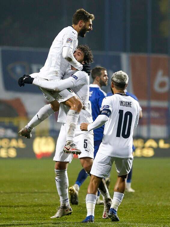 ברארדי ושחקני איטליה חוגגים עלייה לחצי הגמר // צילום: Gettyimages