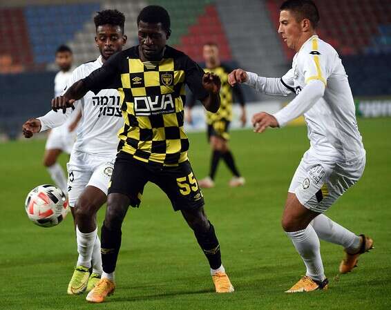 אברהם לוחץ על מוחמד, הערב // צילום: ברני ארדוב