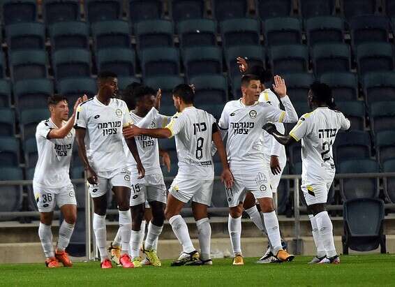 שחקני נתניה חוגגים עם קניקובסקי // צילום: ברני ארדוב