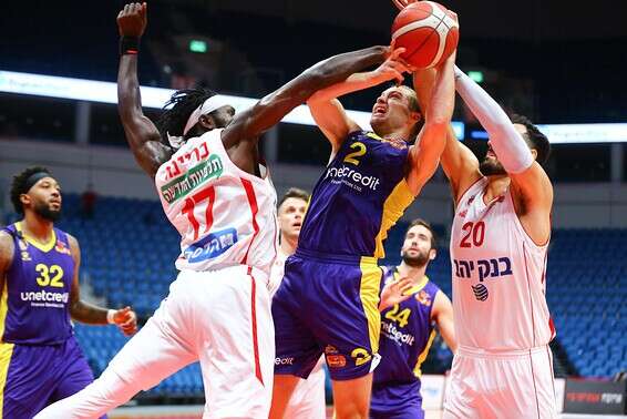 וורקמן מתקשה מול בריימו וזלמנסון, אמש // צילום: לירון מולדובן