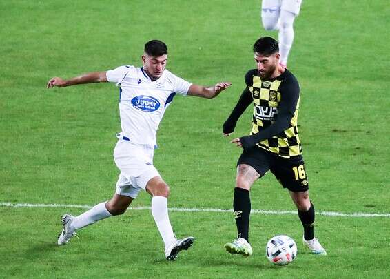 אלירן עטר מתקשה מול מכבי פ"ת, הערב // צילום: די מרון