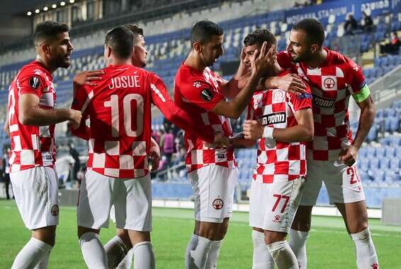 השחקנים חוגגים עם חטואל // צילום: דני מרון