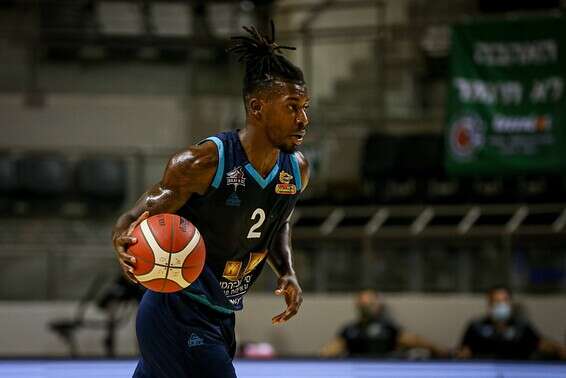 פראת'ר עם הכדור // צילום: מאור אלקסלסי