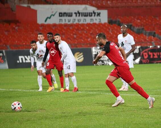 בדארנה מדייק מהנקודה הלבנה // צילום: אודי ציטיאט