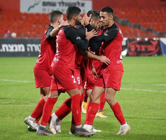 שחקני רעננה חוגגים את שער היתרון // צילום: אודי ציטאיט