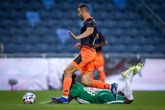 עמית כהן עוצר את דוניו, הערב בסמי עופר // צילום: מאור אלקסלסי