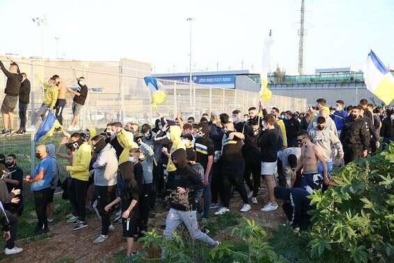 אוהדי מכבי ת"א באימון // צילום: אודי ציטיאט