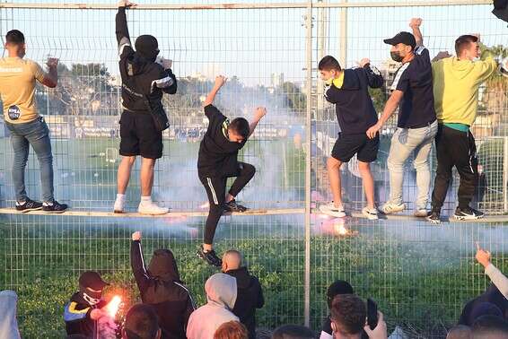 אוהדי מכבי ת"א באימון // צילום: אודי ציטיאט