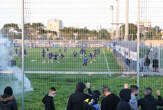 אוהדי מכבי ת"א באימון // צילום: אודי ציטיאט