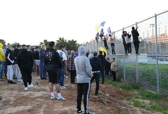 אוהדי מכבי ת"א באימון // צילום: אודי ציטיאט